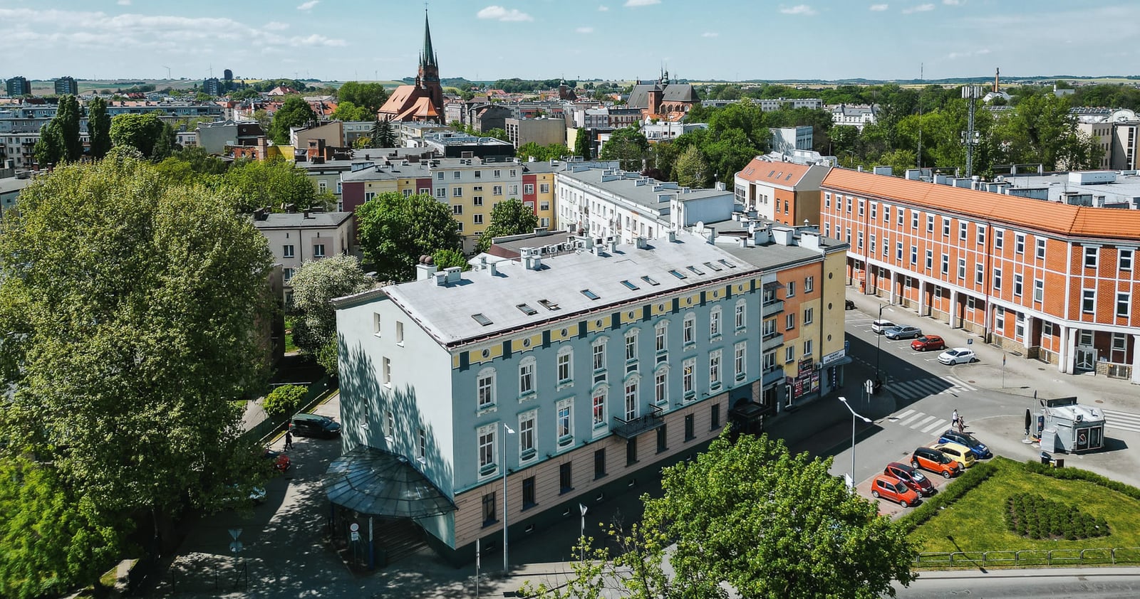 Zabytkowa fasada Hotelu Polonia przy Placu Dworcowym w Raciborzu