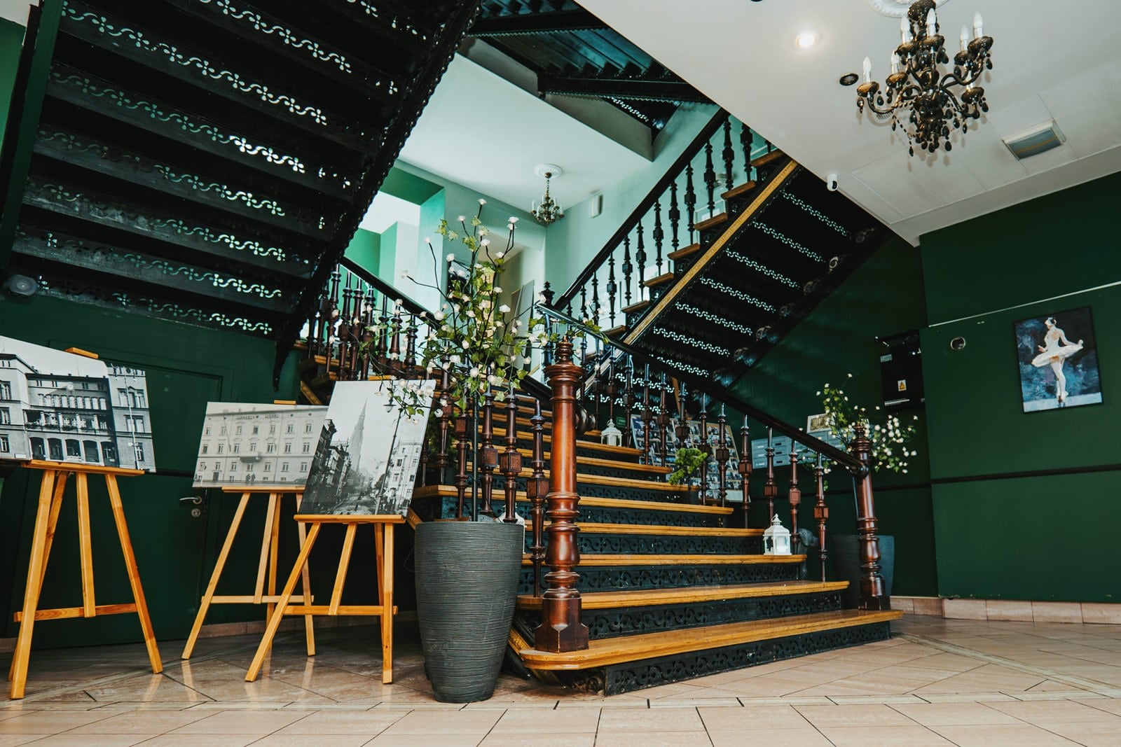 Zabytkowa żeliwna klatka schodowa Hotelu Polonia w Raciborzu