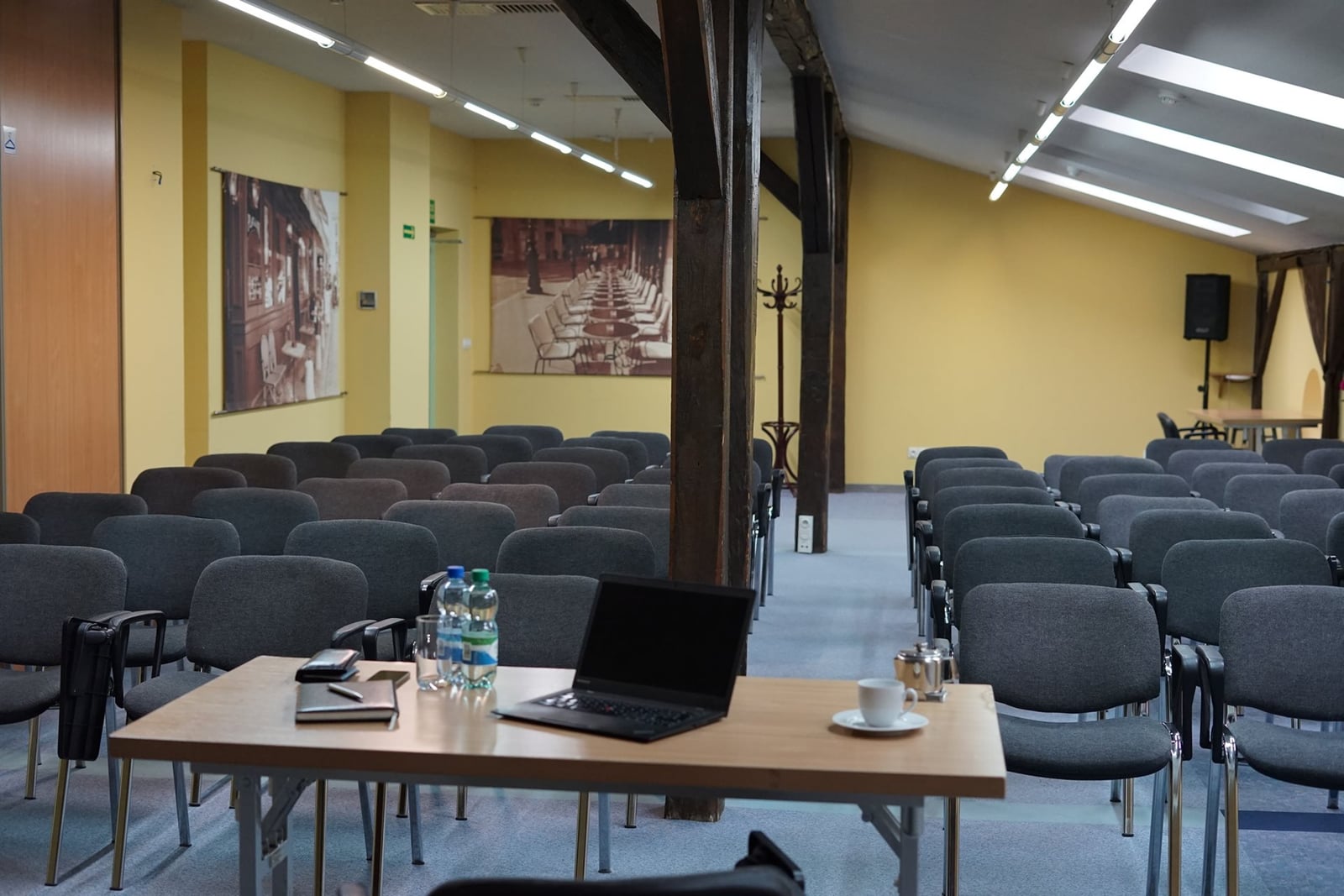 Układ krzeseł w sali konferencyjnej Hotelu Polonia