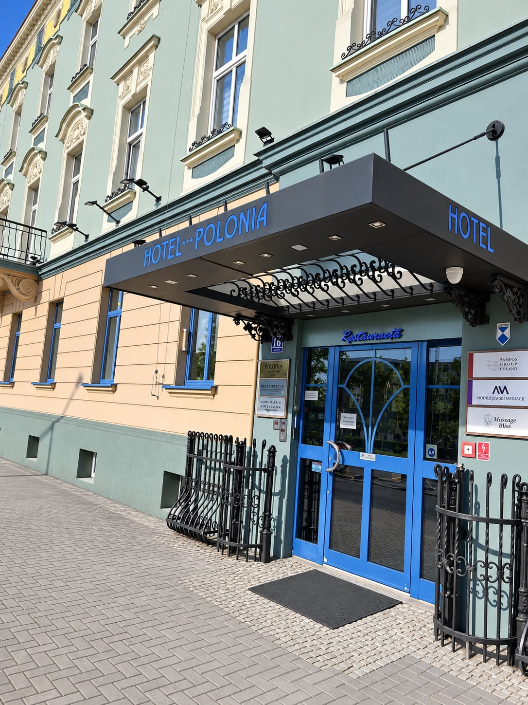 Wejście do Hotelu Polonia przy Placu Dworcowym 16