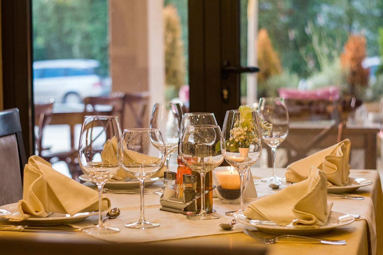 Elegancko nakryty stół z kieliszkami i świecą — przyjęcia w Hotelu Polonia