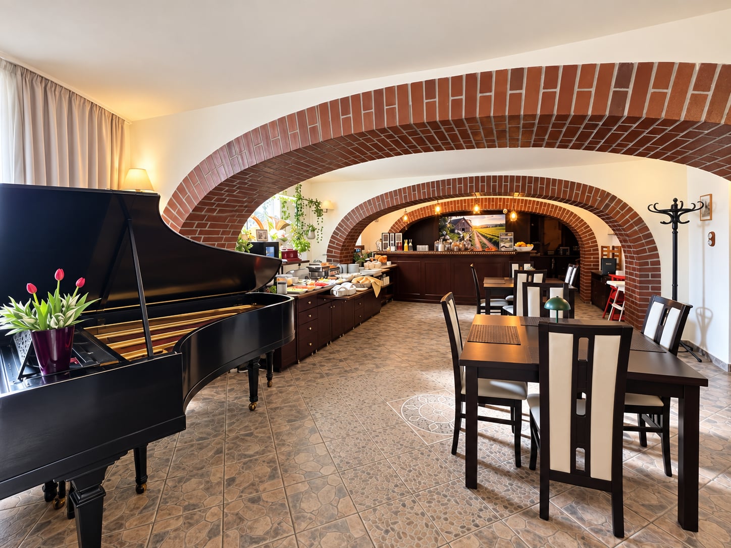 Restauracja z fortepianem i ceglanymi łukami