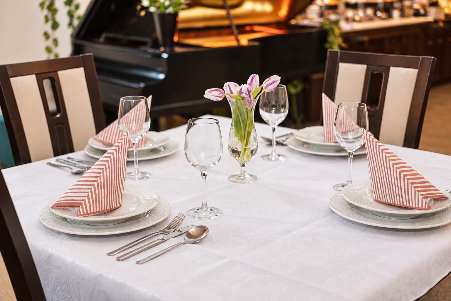 Nakryty stół w restauracji Hotelu Polonia