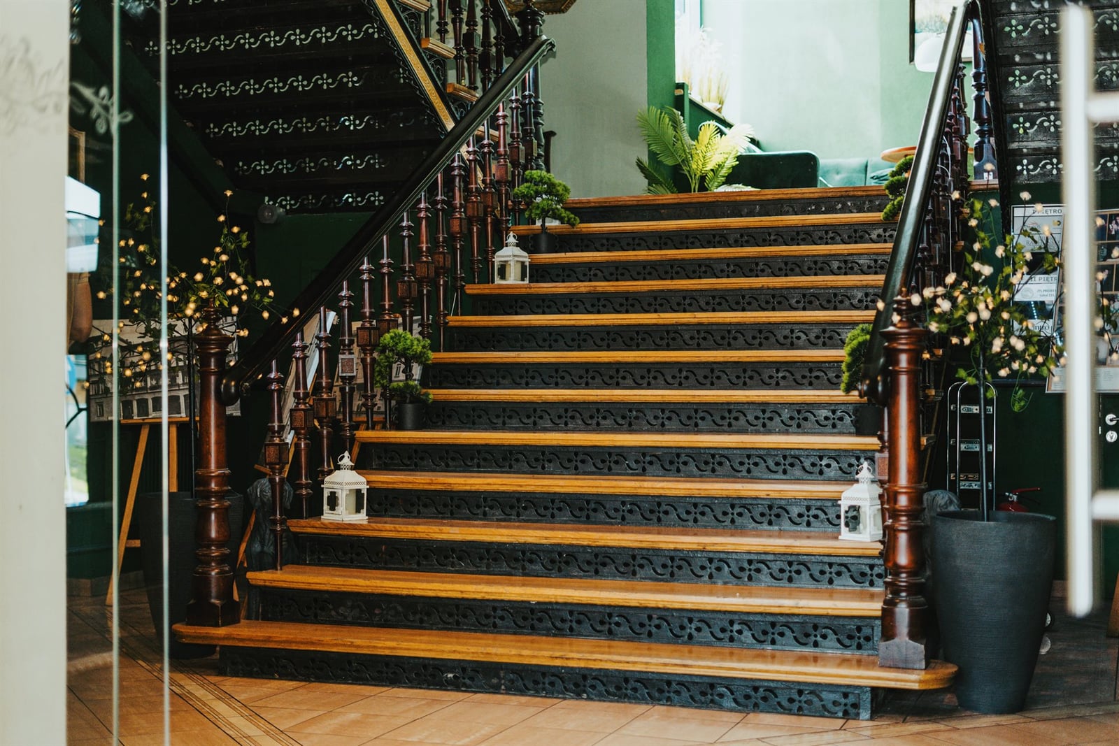 Kute żeliwne schody z drewnianą balustradą w Hotelu Polonia