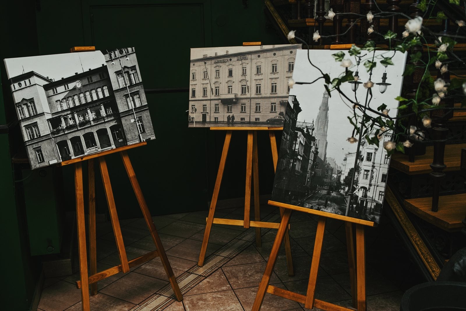 Archiwalne fotografie Raciborza na sztalugach w hallu hotelu