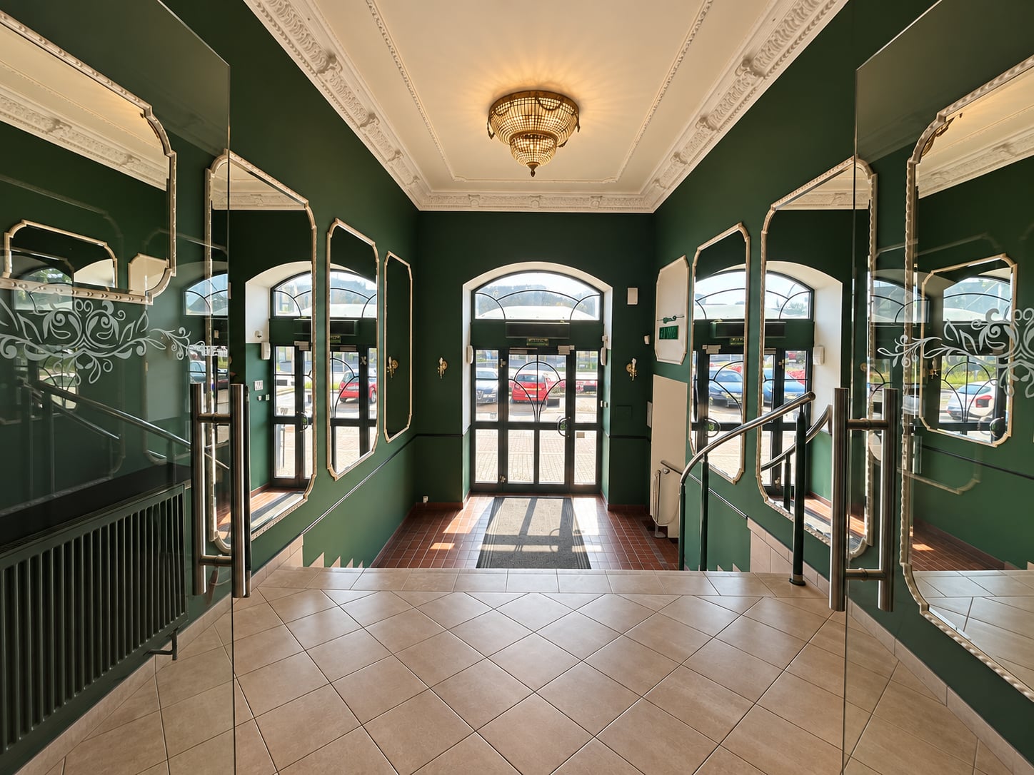 Wejście do hotelowych wnętrz